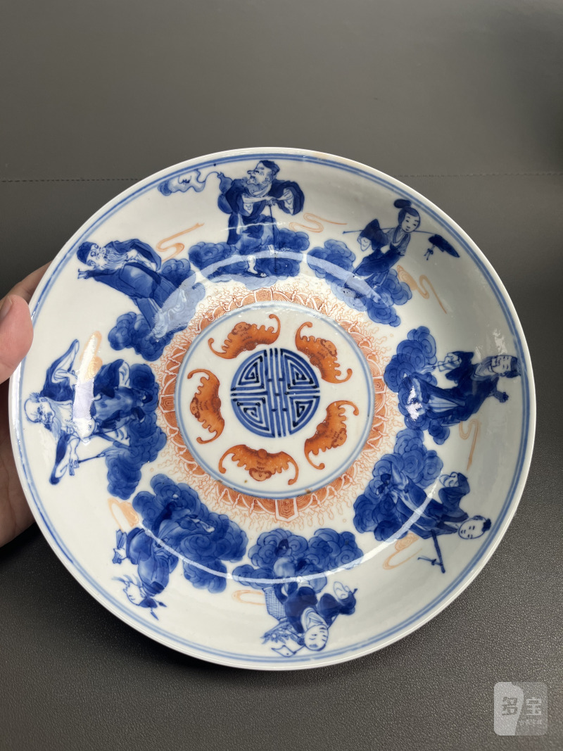 清中期  青花“八仙人物”矾红五福捧寿图盘 - 图4